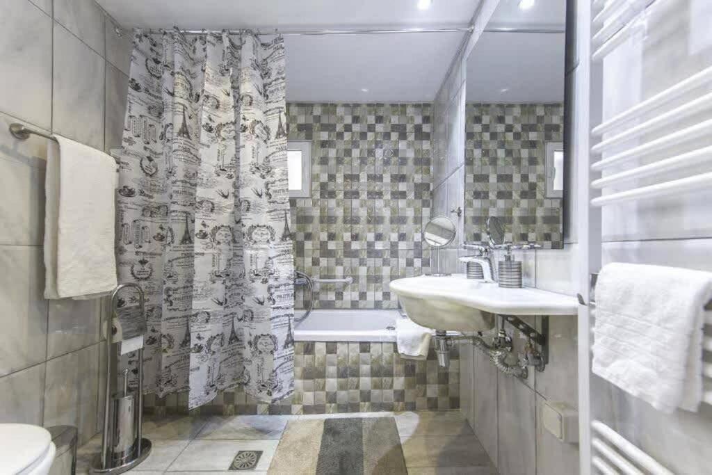 Modern Fully-Equipped House, 5 Min Walk From Metro Villa Athene Buitenkant foto